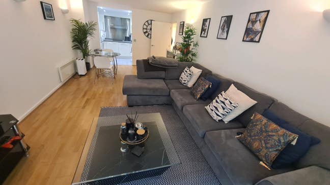 King size room - large flat - 4min Custom House  Main Photo