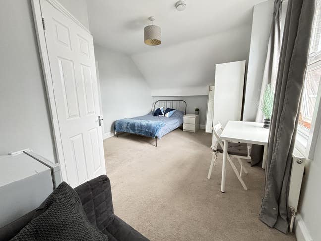 Large Ensuite Room With Parking Great Location  Main Photo