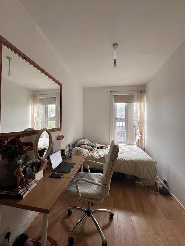 Room to rent in 5 bed all girls flat! Main Photo