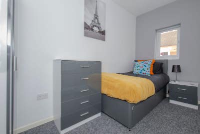 Double room on Duke Street, available now. Main Photo