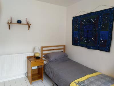 Sunny single Room in owners house Main Photo