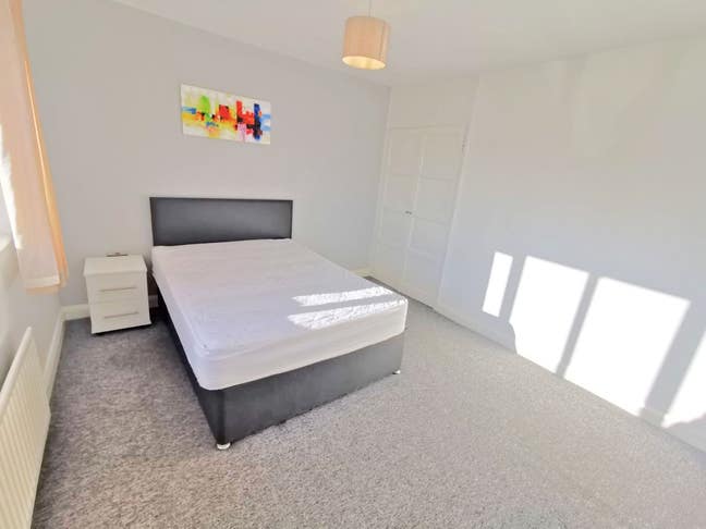 ** Modern Room Near Train Station -No Bills To Pay Main Photo
