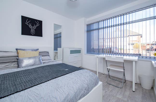 "Modern Houseshare with Two Bathrooms" Main Photo