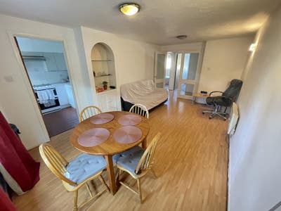 Lovely 2 bed flat within a private cul de sac Main Photo