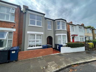3 Bed Garden Flat to Let in Finchley N2  Main Photo