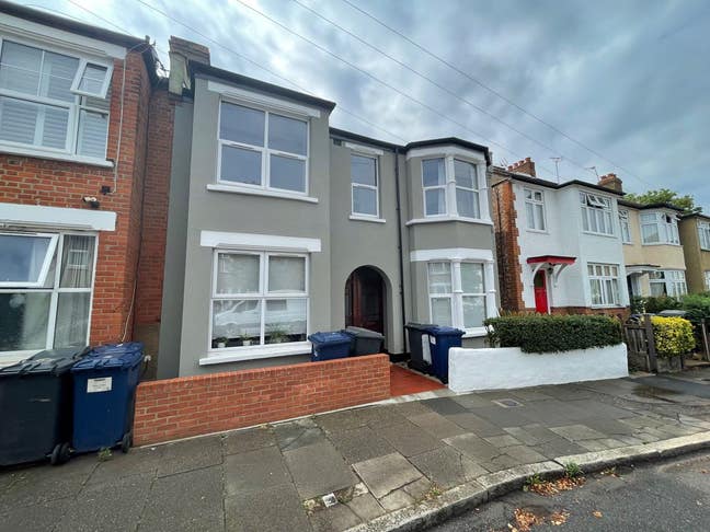 3 Bed Garden Flat to Let in Finchley N2  Main Photo