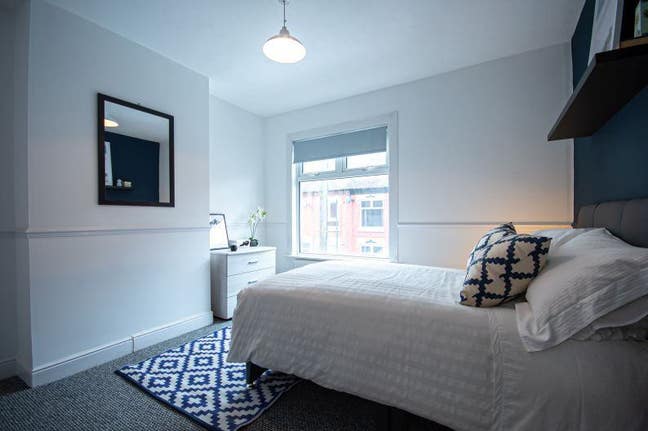 "Last Dbl Double Room on -Alexandra Street Main Photo