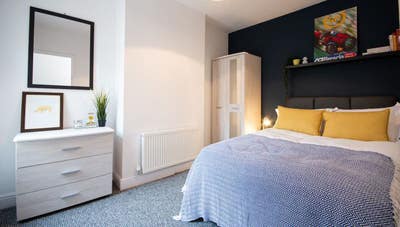 "Affordable Double Room - Alexandra Street Main Photo