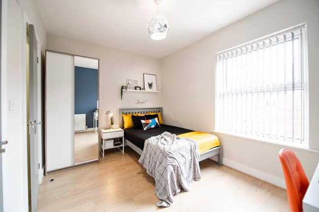 Professional house share Main Photo