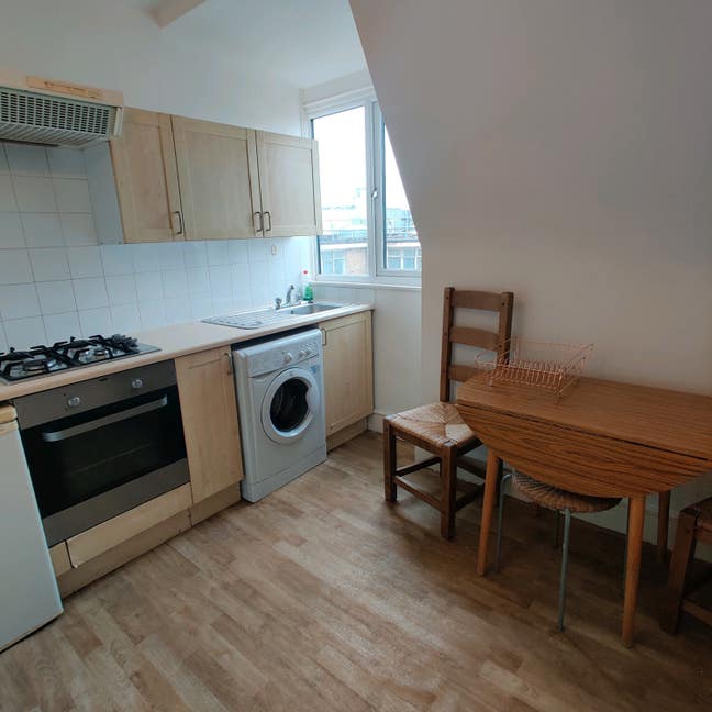 Lovely Studio Separate Kitchen Bills Included  Main Photo