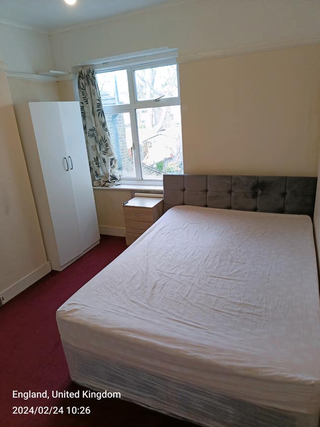 Three double bedrooms available for rent Main Photo