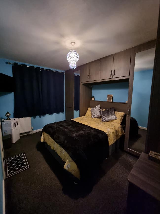  Room  for a female tennant within a family home Main Photo