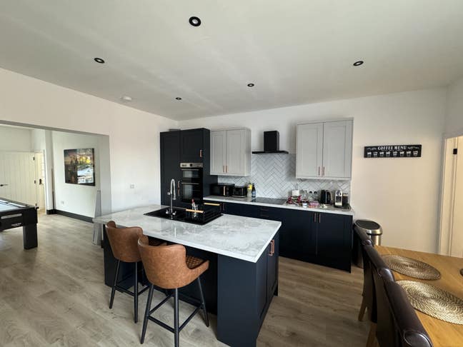 Room in clean tidy house close to Newcastle  Main Photo