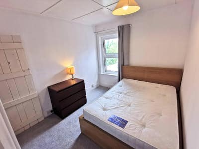  Double Room, very close to Crawley town centre Main Photo