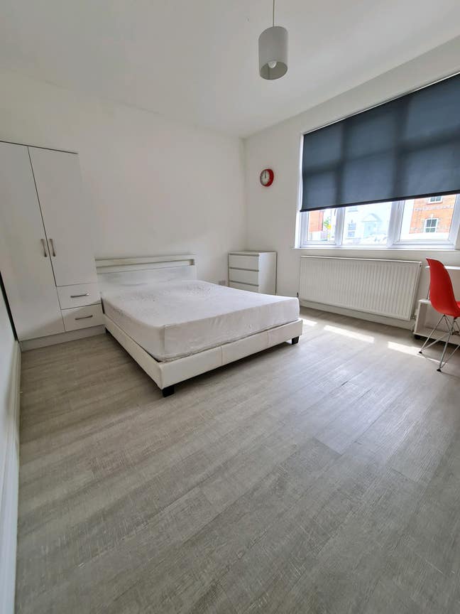  Double Bedroom Epsom  Main Photo