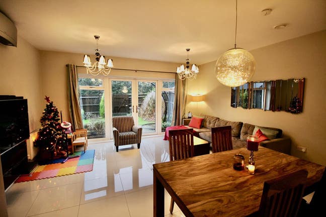 Large Bedrooms in Professional Houseshare Main Photo