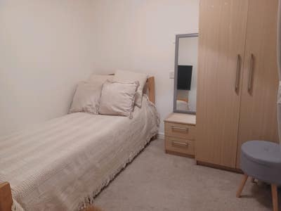 Single room for rent near 🚂🏥✈️ 🚍 shops Main Photo