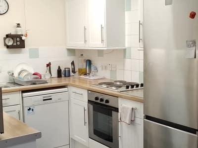Affordable Room in Edgware, in exchange for help! Main Photo