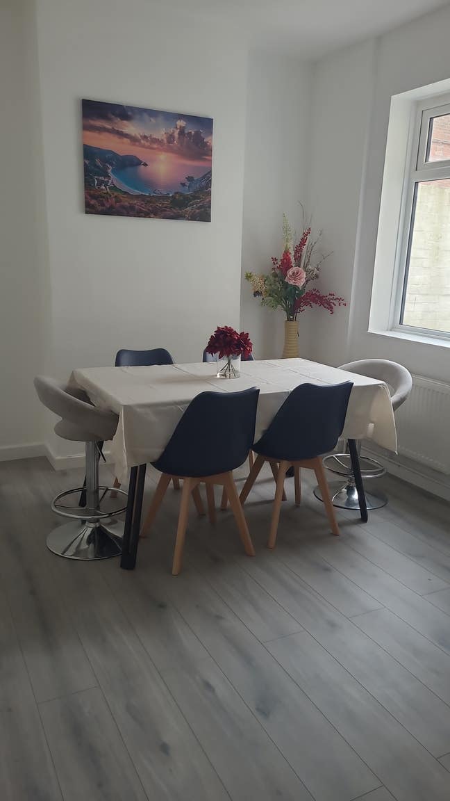 Lovely large room for short let Main Photo