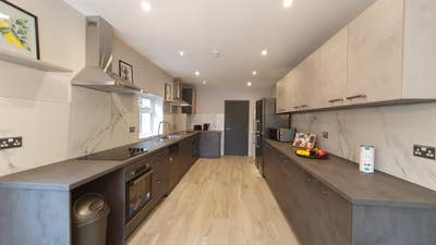 En-suite room available in a luxury house! Main Photo