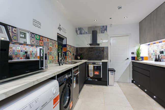 7 En-Suite Bedrooms Available to Rent  Main Photo