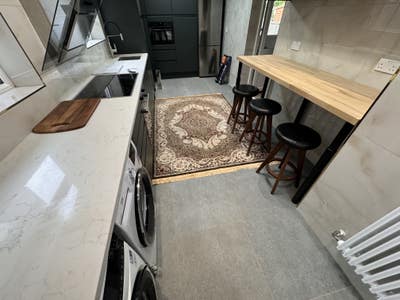 Large Double Room King Bed- All bills included Main Photo