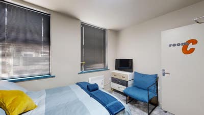  Living for Professionals: Room Available Main Photo