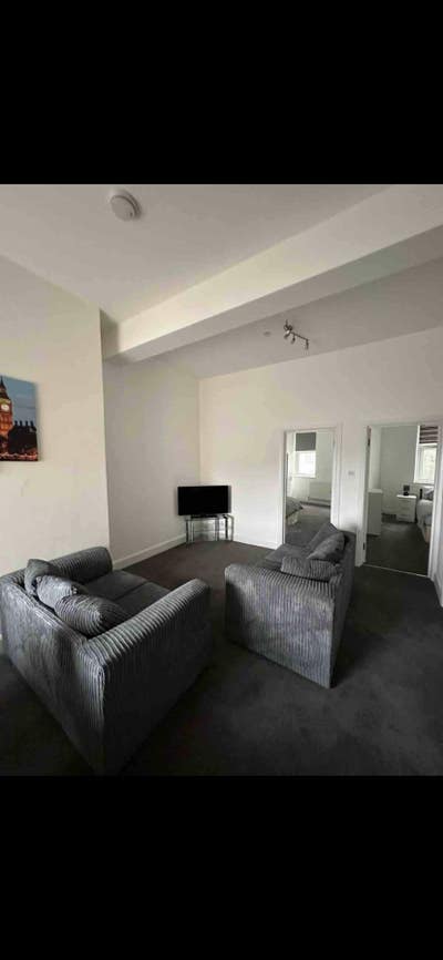 Two bed Excellent train links into London! Main Photo