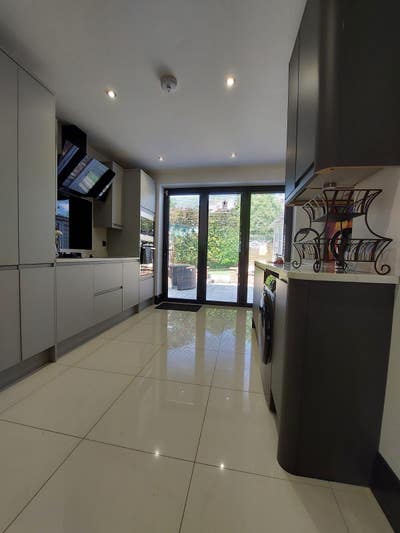 Modern Refurbished Room in Shared House  Main Photo