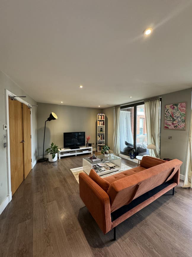 Spacious en-suite double room available  Main Photo