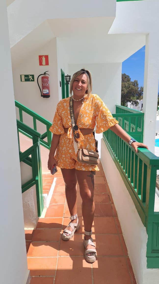 I am a professional female working full time,... Main Photo