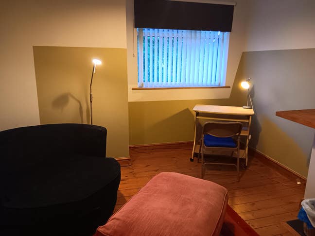 1 bedroom and 1 sitting room Main Photo