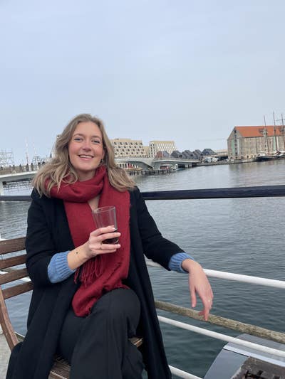 Friendly professional woman seeks a room Main Photo