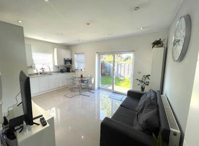 Double Room in a 3 Bedroom House with 2 Bathrooms  Main Photo