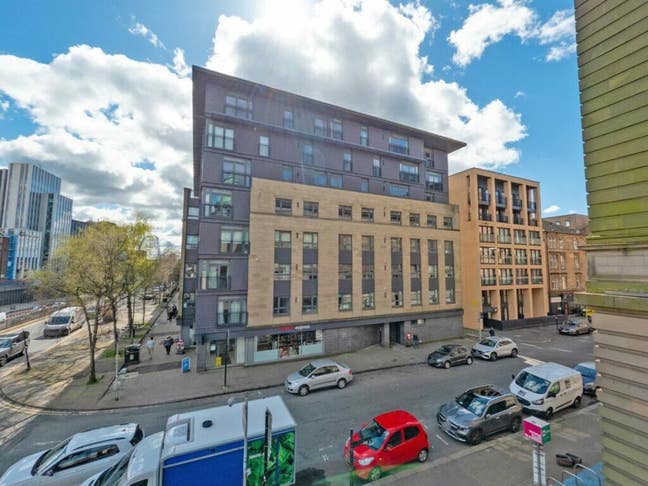 Double Room in a 3 Bedroom Flat In G3 Area Main Photo