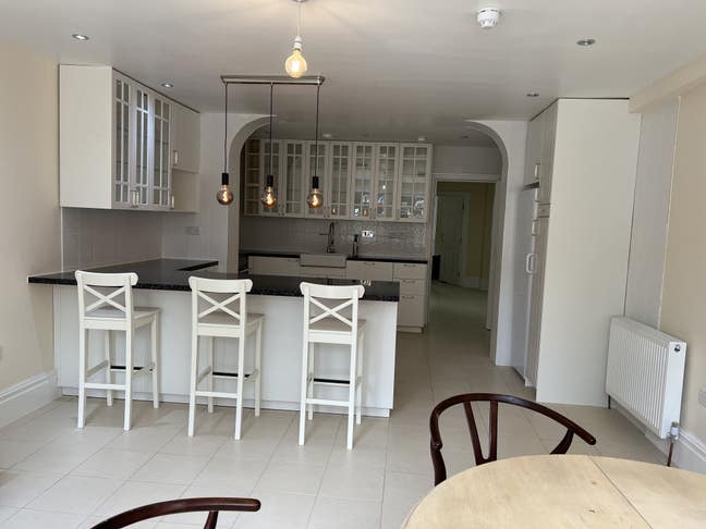 1  double room with exclusive use shower room Main Photo