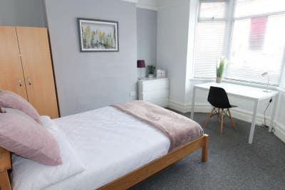 Cozy Double Room: Perfect Pair for Two People Main Photo