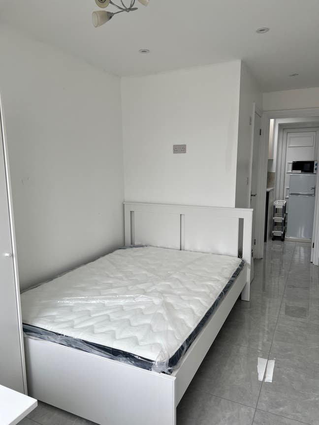 Self contained Studio walk to Rainham station Main Photo