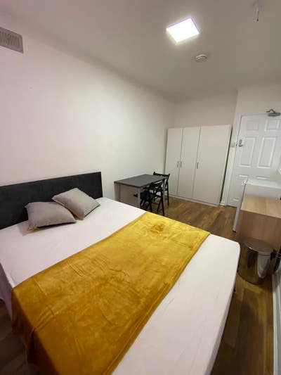 Double room  for One Person - next to Station Main Photo