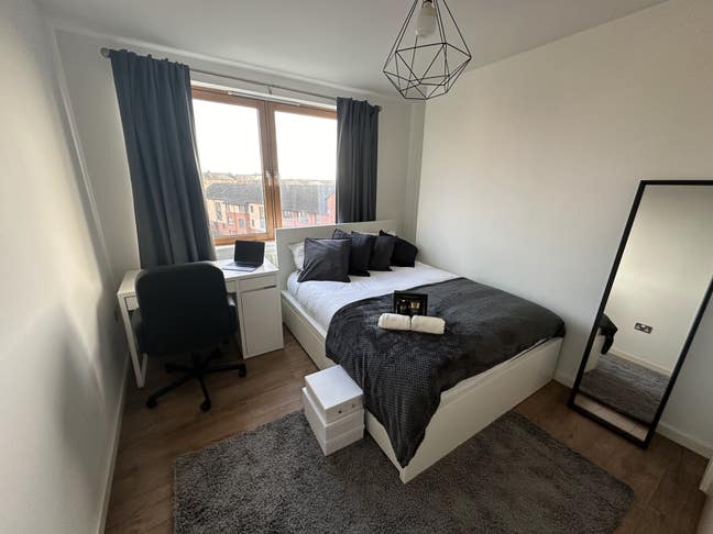 Premium Double Room | Glasgow | Private Bathroom Main Photo