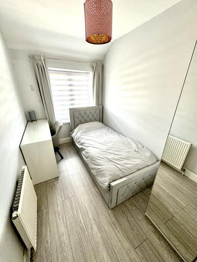 Single bedroom for rent in Elm Park Main Photo