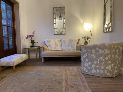 Own 3 rooms - lounge, double bedroom, private bath Main Photo