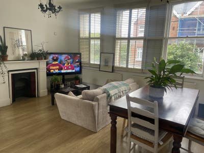 Double Room in Big Bright Maisonette / West Hampst Main Photo
