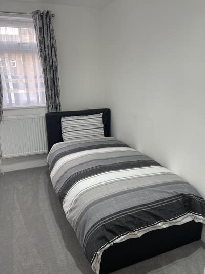 Single Room in Newly Refurbished House in Northolt Main Photo