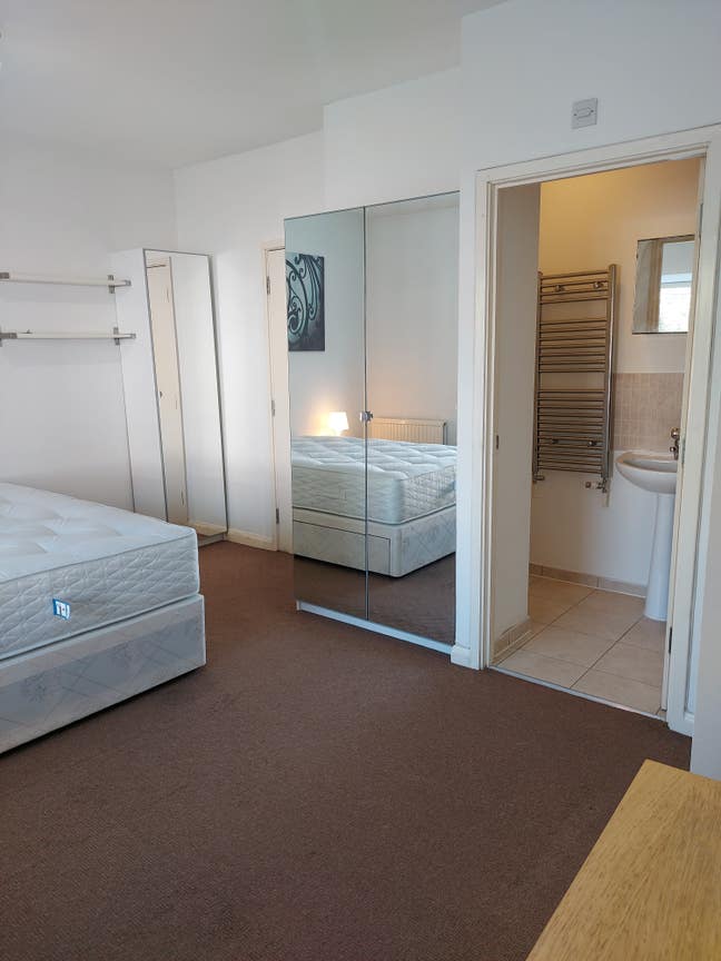 Lovely Dble En-suite Room- 10 min to Canary Wharf! Main Photo