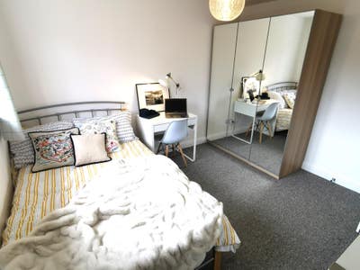 Light, Bright Spacious Double En-Suite Main Photo