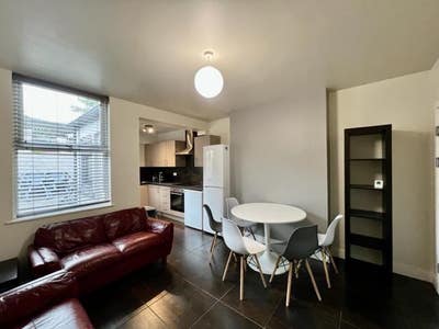 Fantastic double rooms available £495 month  Main Photo