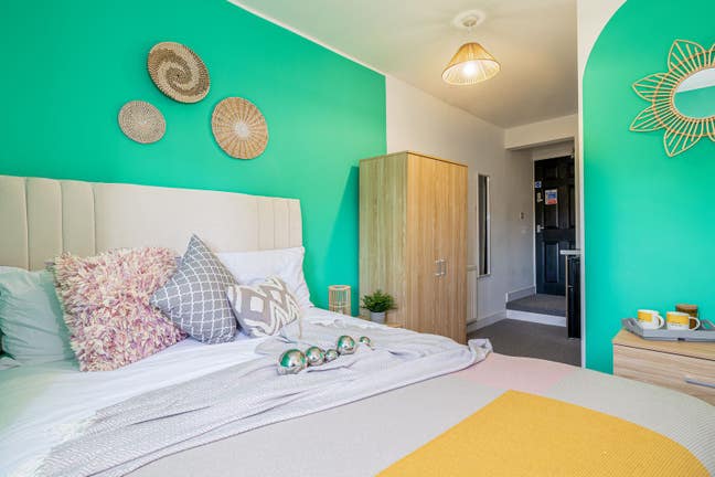 Recently Refurbished Ensuite Room on Haunchwood Rd Main Photo