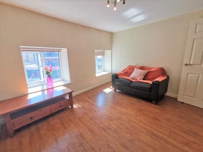 Beautiful one-bedroom apartment on Prescot Street Main Photo