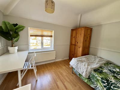 Homely Quiet Professional Houseshare Epsom  Main Photo